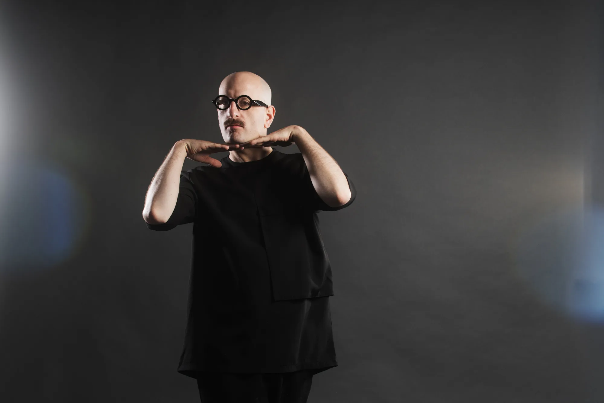 Lucas Vuilleumier, portrait en studio pour le spectacle Le pédé original