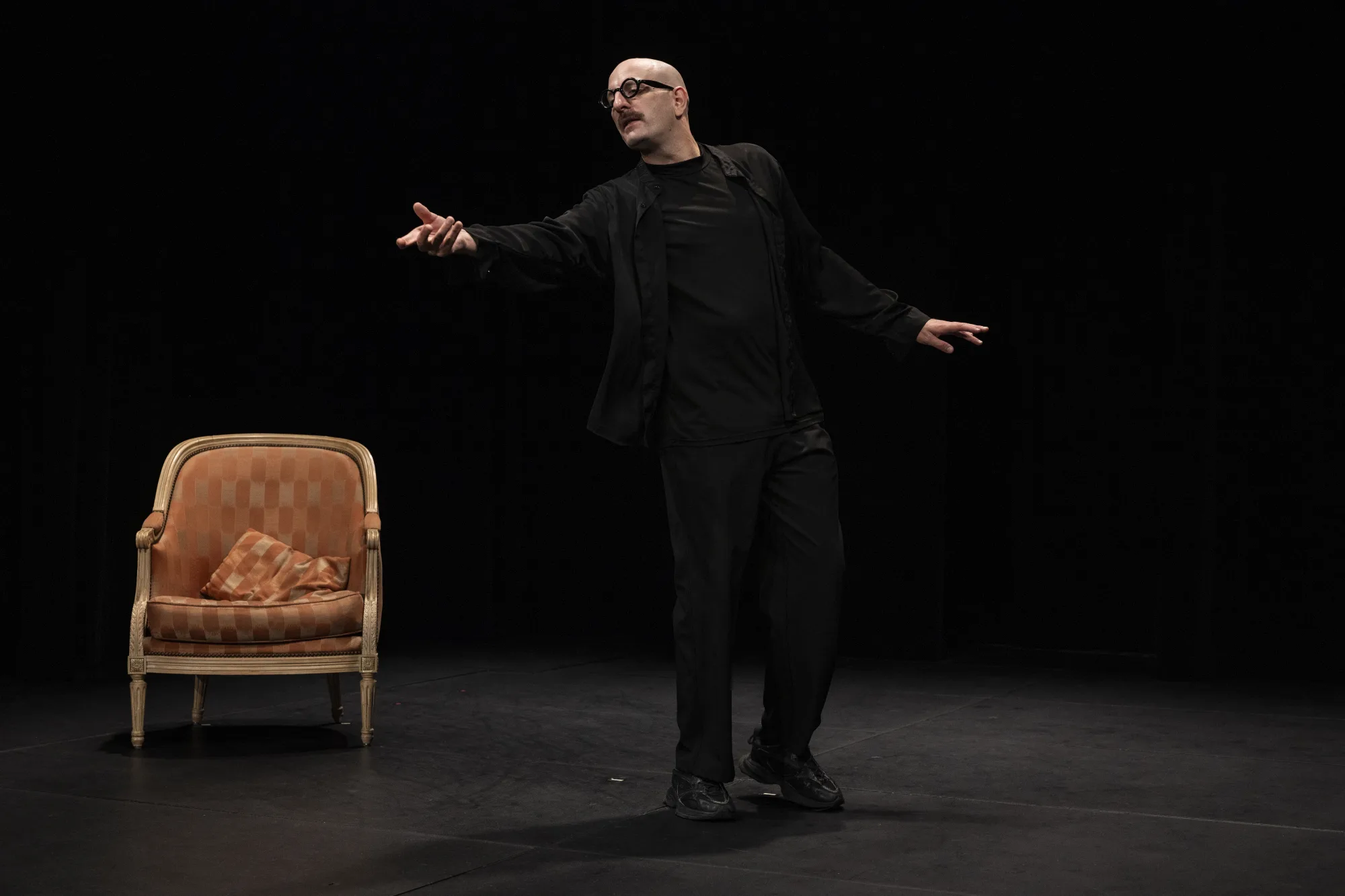 Lucas Vuilleumier sur scène, bras ouverts, pendant Le pédé original